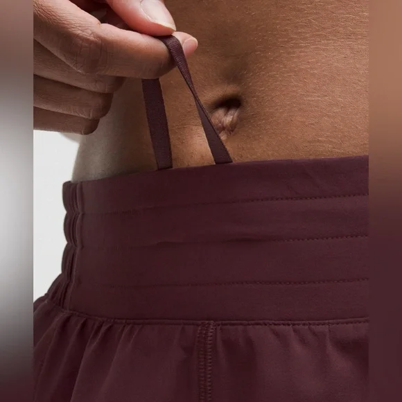 Lululemon Hotty Hot High-Rise Lined Short 2.5” - Goodnight Plum, Size 4 - Picture 4 of 6